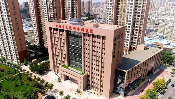 甘肅省建筑科學(xué)研究院（集團(tuán)）有限公司，成立于1973年，是甘肅省領(lǐng)先從事建筑科學(xué)研究和科技研發(fā)的綜合性咨詢(xún)與技術(shù)服務(wù)機(jī)構(gòu)，是國(guó)家高新技術(shù)企業(yè)、全國(guó)用戶(hù)滿(mǎn)意標(biāo)桿企業(yè)、甘肅省科技創(chuàng)新型企業(yè)。