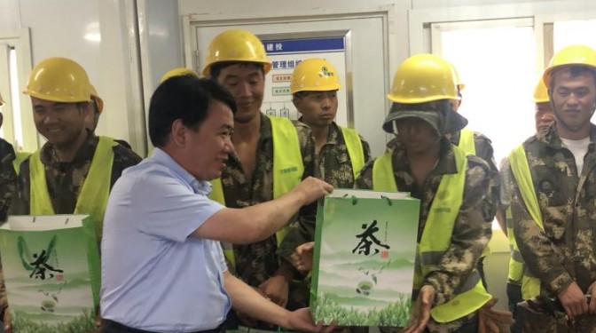 炎炎夏日送清涼 工會關懷沁人心