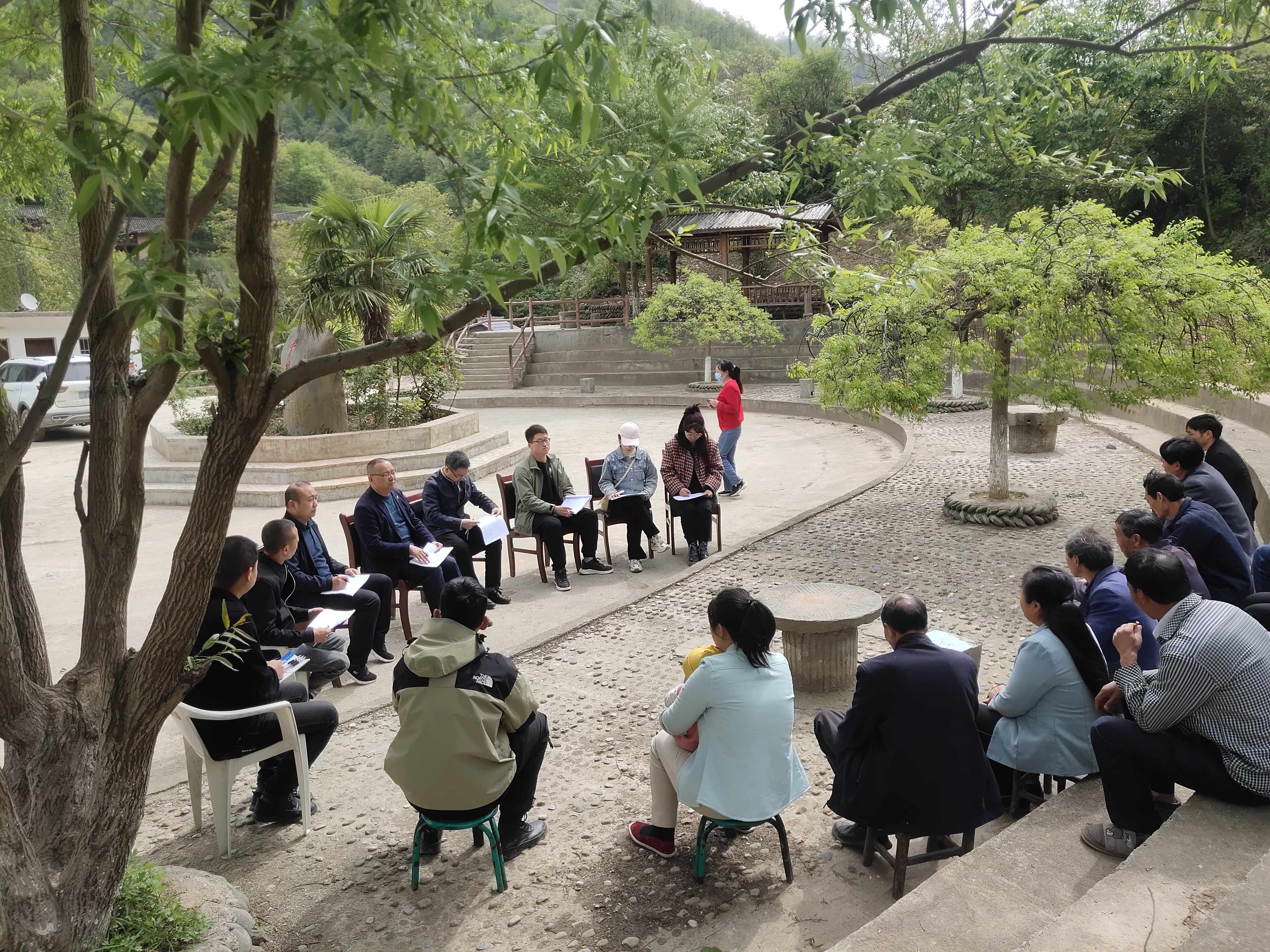 設(shè)計團隊與店子鄉(xiāng)群眾座談了解當(dāng)?shù)鼗厩闆r.jpg