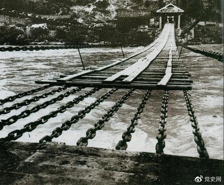 　　1935年5月29日，中央紅軍左縱隊(duì)先頭部隊(duì)在瀘定橋西頭發(fā)起奪橋戰(zhàn)斗，勝利搶占大橋。圖為瀘定橋。