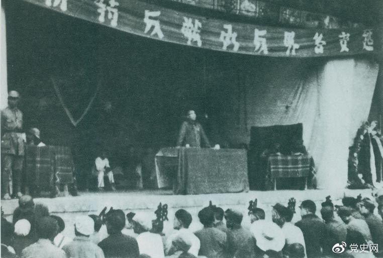 　　1946年7月26日，朱德在延安各界反對(duì)內(nèi)戰(zhàn)動(dòng)員大會(huì)上發(fā)表講話，號(hào)召全國人民團(tuán)結(jié)起來，打退國民黨軍對(duì)解放區(qū)的進(jìn)攻。