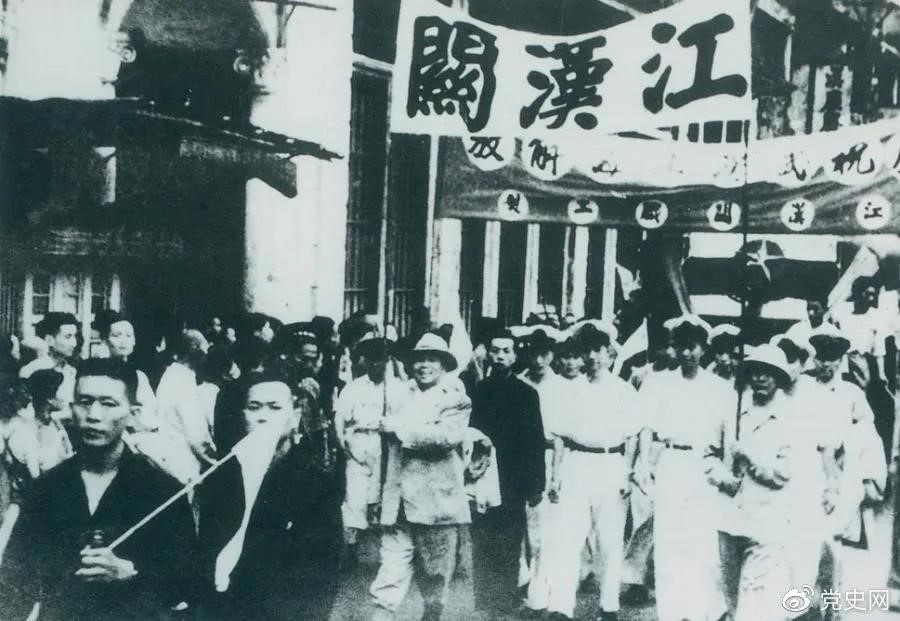 1949年5月17日，第四野戰(zhàn)軍解放武漢。圖為武漢人民歡慶解放。