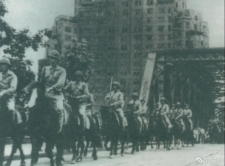 　　1949年5月，人民解放軍殲滅退守上海的敵軍15萬人，解放了這個中國最大的城市。圖為解放軍進駐上海。