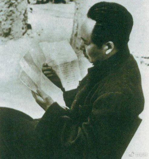 　　1946年6月，國(guó)民黨撕毀停戰(zhàn)協(xié)定和政協(xié)決議，挑起全面內(nèi)戰(zhàn)。這是毛澤東在延安審閱有關(guān)自衛(wèi)反擊的電報(bào)。