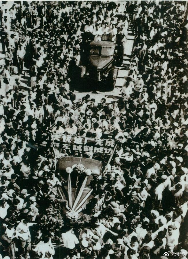 　　1956年7月13日，第一批國產(chǎn)“解放”牌汽車在長春第一汽車制造廠試制成功，結(jié)束了中國不能制造汽車的歷史。圖為7月14日，“解放”牌汽車開下生產(chǎn)線。