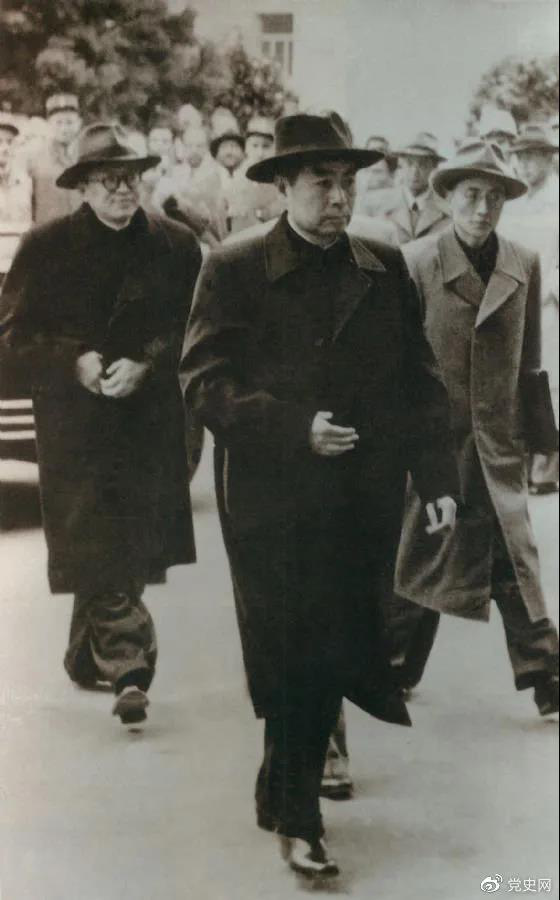 1954年4月26日，日內(nèi)瓦會議開幕。圖為周恩來率中國代表團(tuán)進(jìn)入會場。