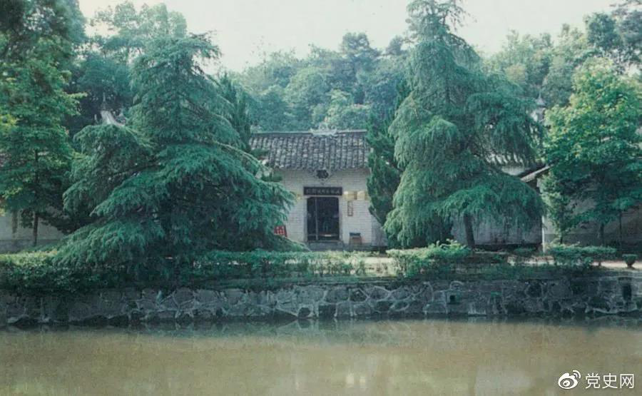 圖為任弼時故居。1904年4月30日，任弼時出生在湖南省湘陰縣熟塘鄉(xiāng)唐家橋（今屬汨羅市）。