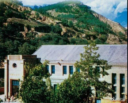 圖為中國共產(chǎn)黨第七次全國代表大會會址——延安楊家?guī)X中央大禮堂。