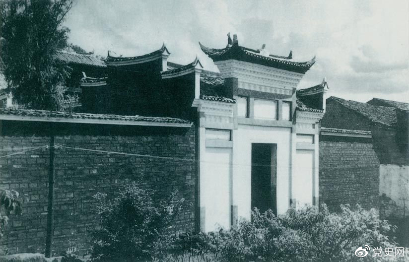 1927年10月3日，毛澤東率領(lǐng)湘贛邊界秋收起義部隊(duì)到達(dá)江西寧岡縣古城，主持召開(kāi)前委擴(kuò)大會(huì)議，討論在井岡山建立革命根據(jù)地的問(wèn)題。圖為會(huì)議舊址。