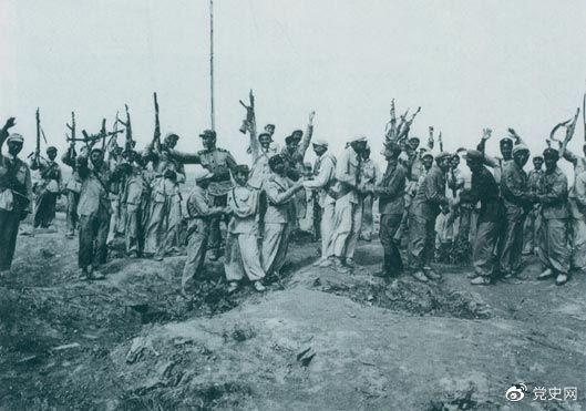 1953年7月28日，朝鮮人民軍來到志愿軍陣地上，互相祝賀、共同歡呼抗美斗爭的偉大勝利。